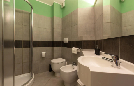 Alloro apt Bathroom